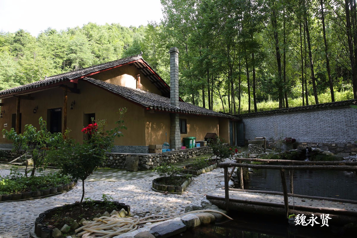 退伍老兵投百万把秦岭废弃农舍变民宿