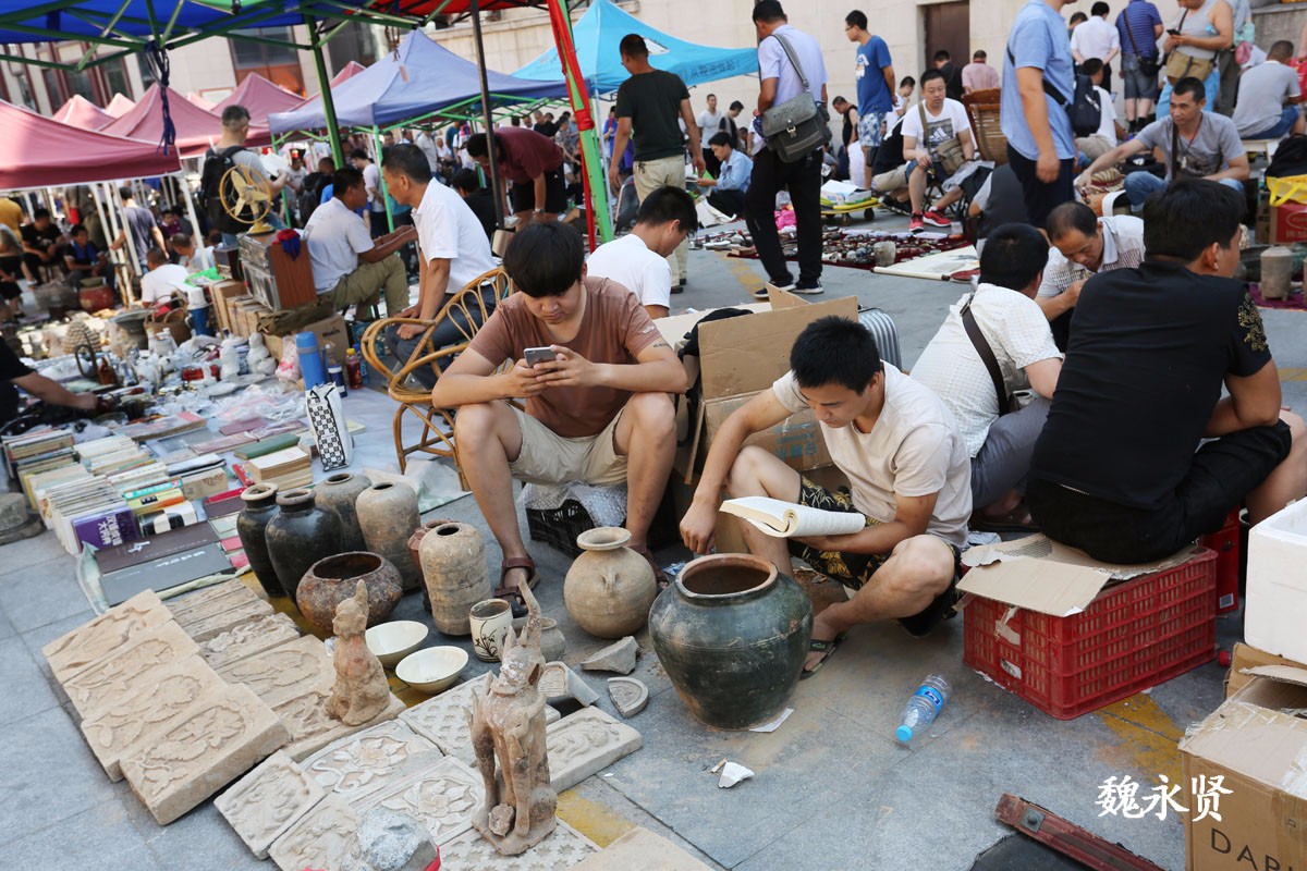 大唐不夜城周六近千个地摊卖古玩 天南海北藏宝人都来赶集