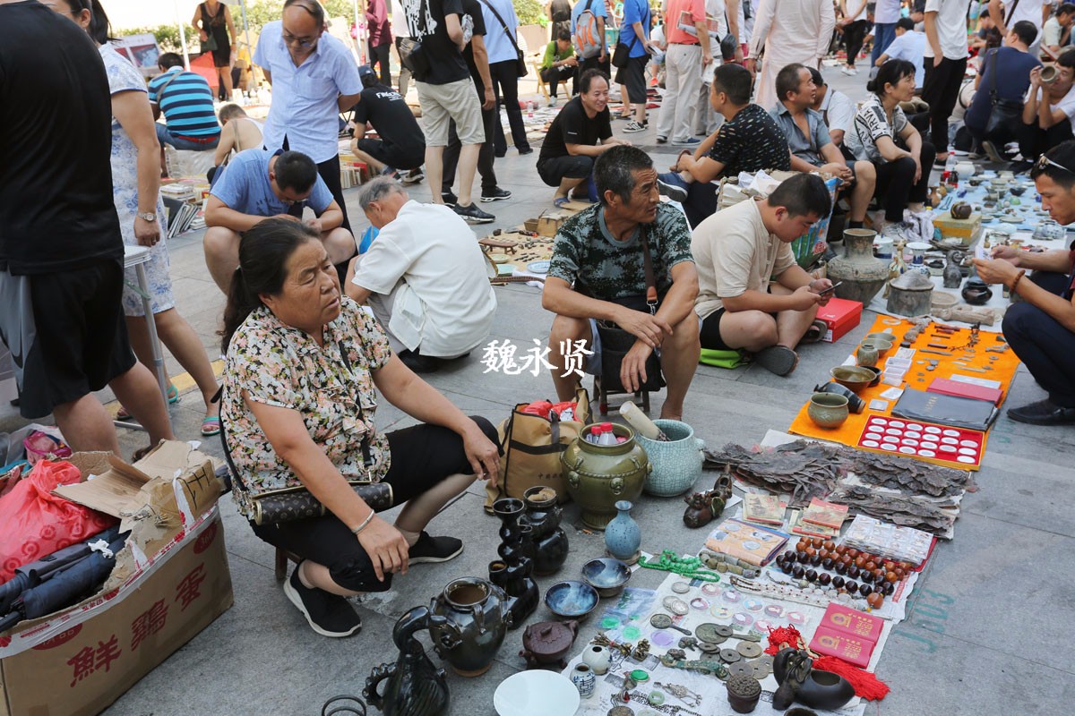 大唐不夜城周六近千个地摊卖古玩天南海北藏宝人都来赶集