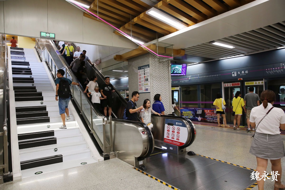 地铁大雁塔站台阶变琴键,乘客上下楼梯双脚弹钢琴,都说好玩_新浪看点
