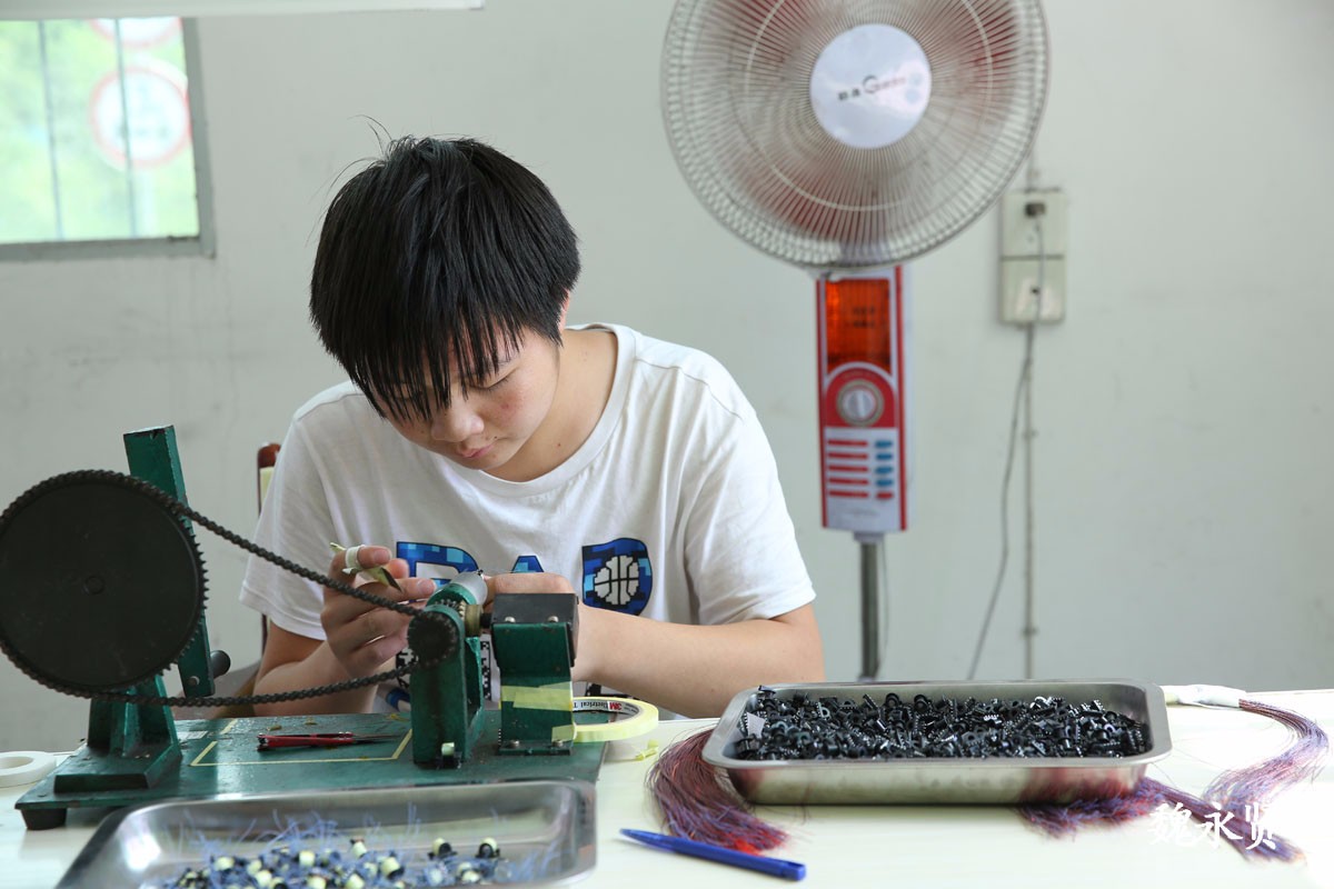 大山里有社区工厂留守妇女和学生家门口打工一天挣50到100元