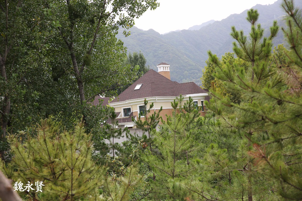 秦岭北麓的别墅,违规建设别墅正在拆除