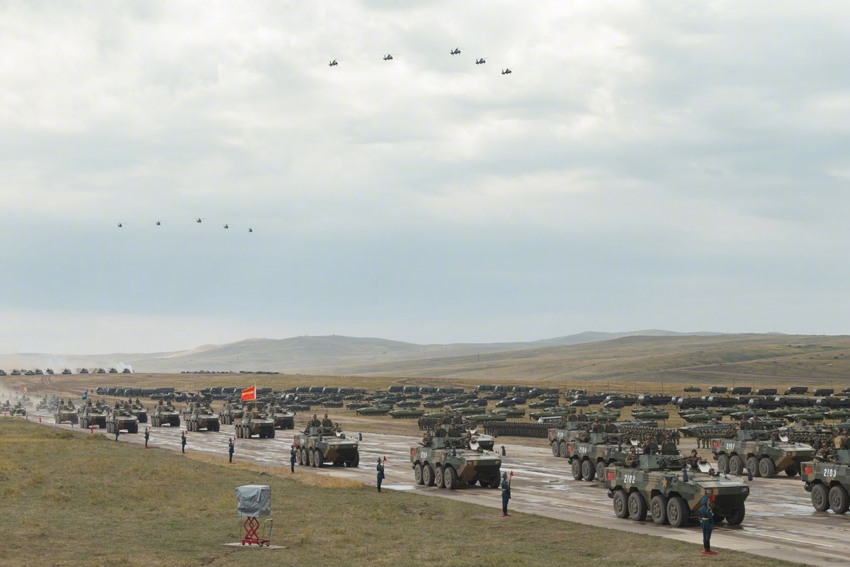 我军轮式合成营在俄罗斯接受检阅