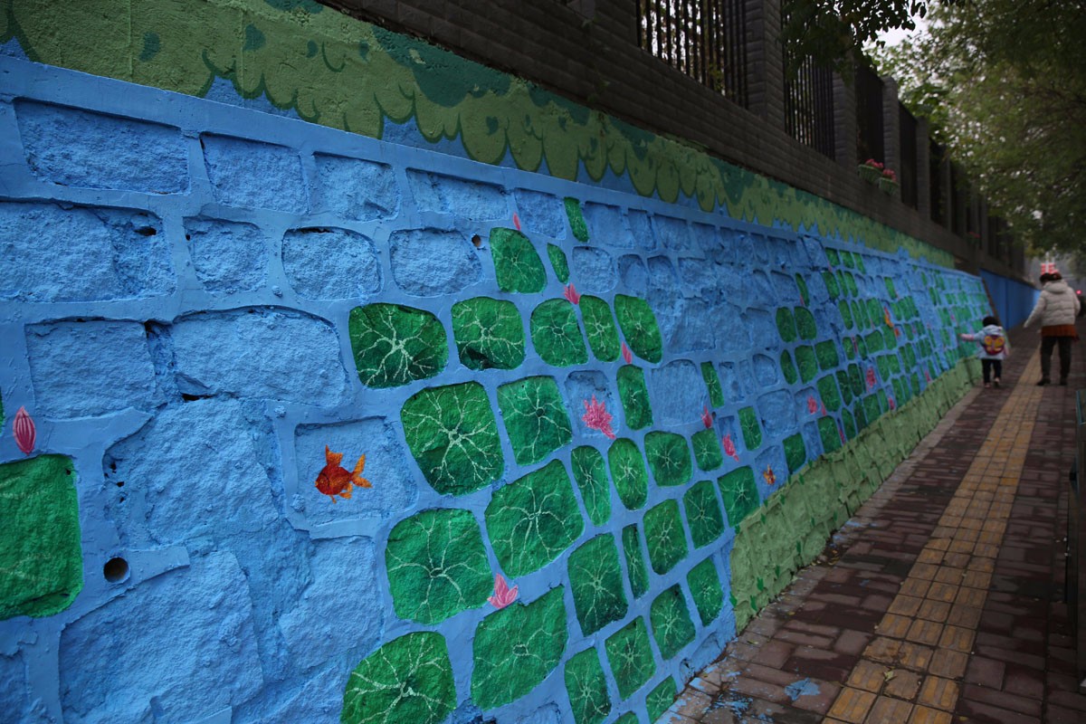 马路边的石头围墙成了"荷池",虚拟自然也清新