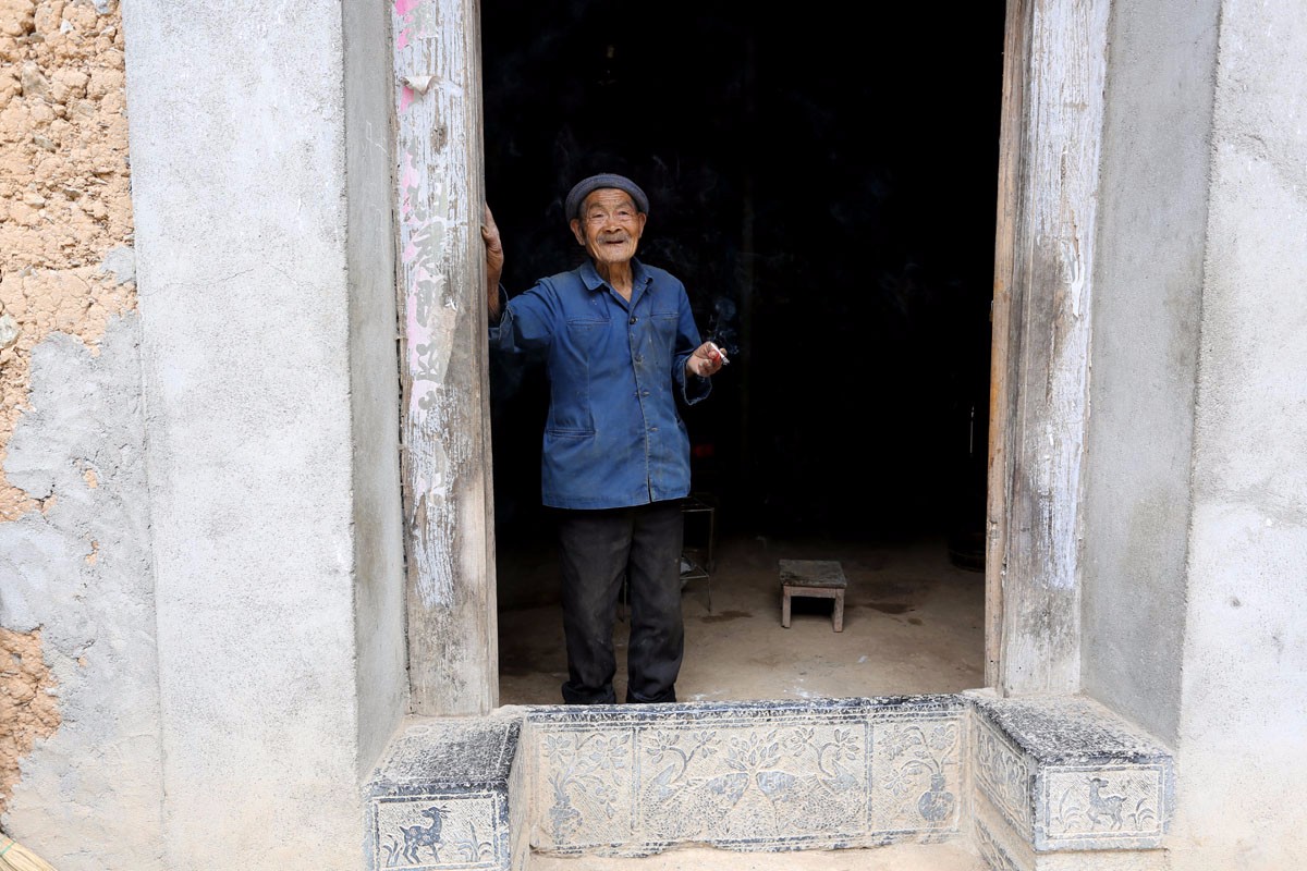 秦岭大山里的八旬老人 住着土坯房过着清净的日子