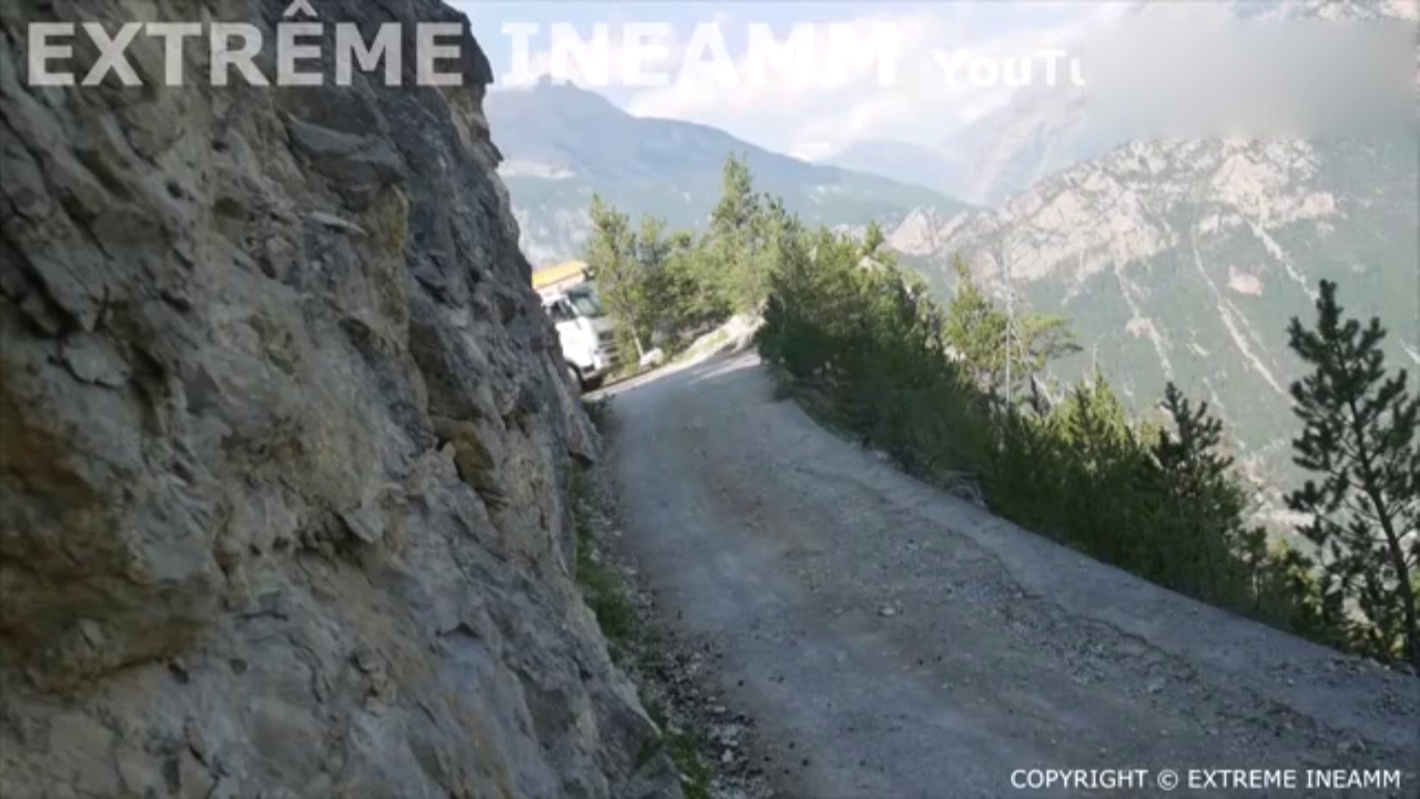 福建福州小车追尾大货车,司机脱身后拿千斤顶