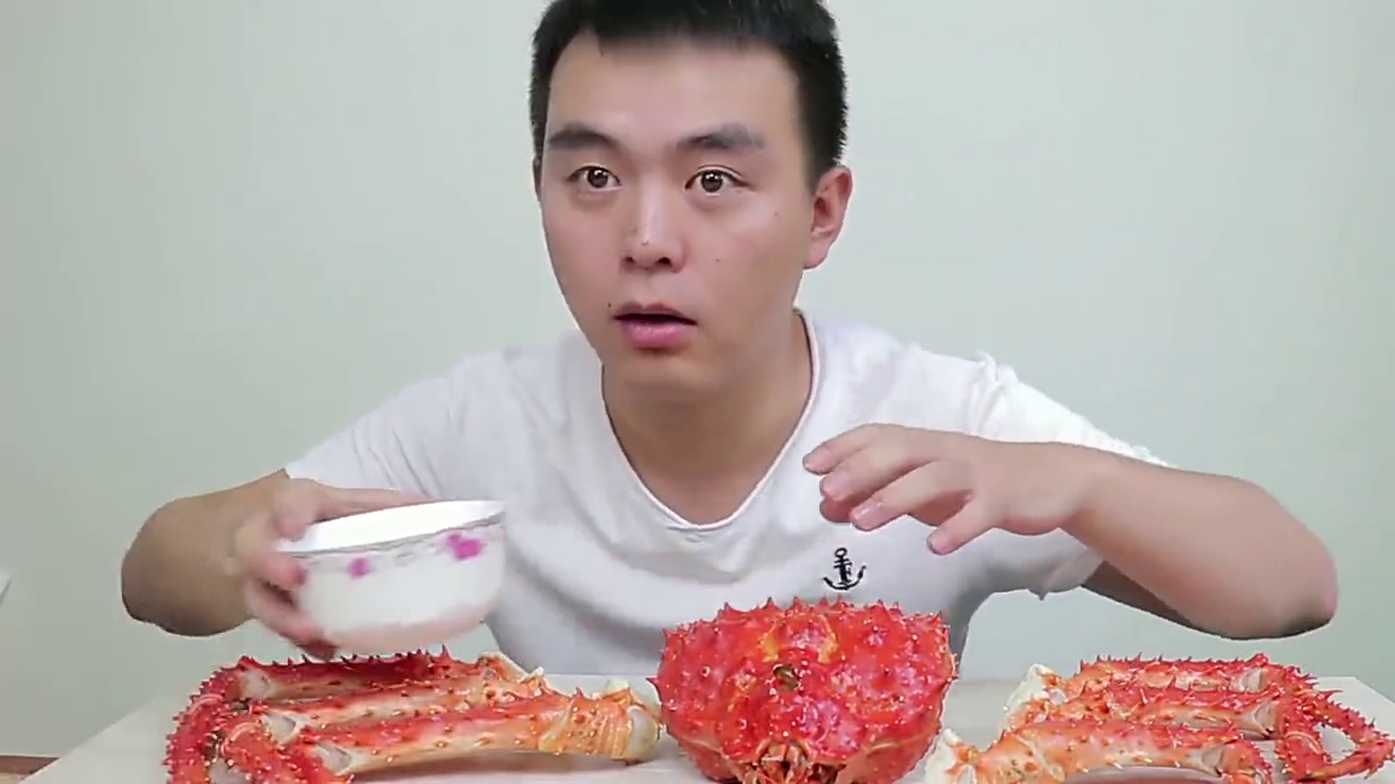 美食吃播帅小伙第一次吃帝王蟹,吃相不一般!