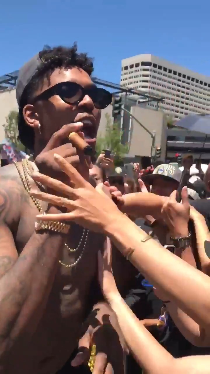 尼克杨吊着雪茄与球迷合影欢呼!恭喜杨少侠