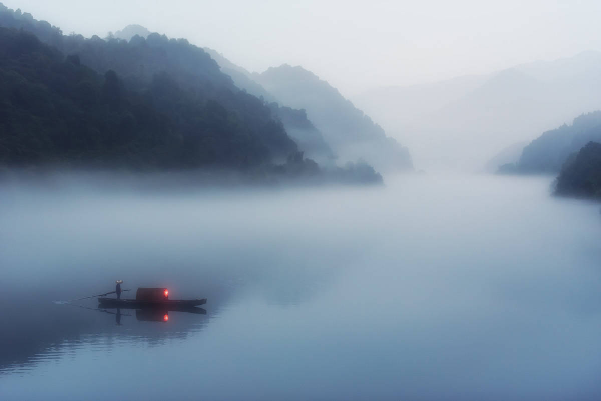 霧鎖山頭山鎖霧, 天連水尾水連天.