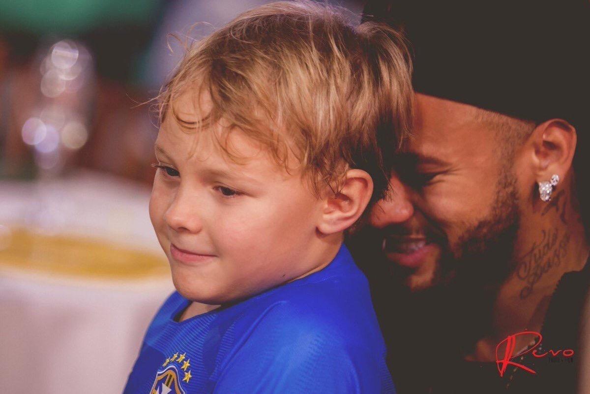 内马尔儿子7岁开生日派对,亲妈也来了