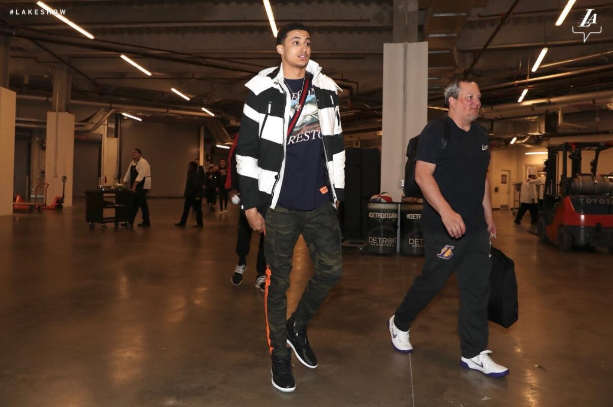 库兹马重回故土这身打扮帅爆!球哥胸前照片亮了