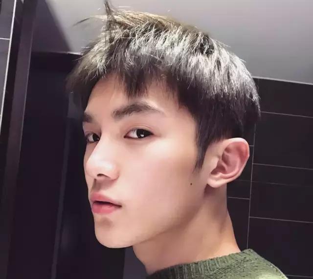 绝世帅哥颜值秒杀名媛们鲜嫩多汁