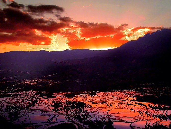 扶桑日出才三丈石壁朝霞生万状