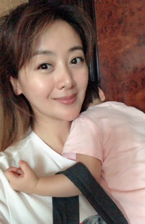 小李琳曾卖包贴补经超,让他感恩一辈子,老婆给买的t恤穿8年?