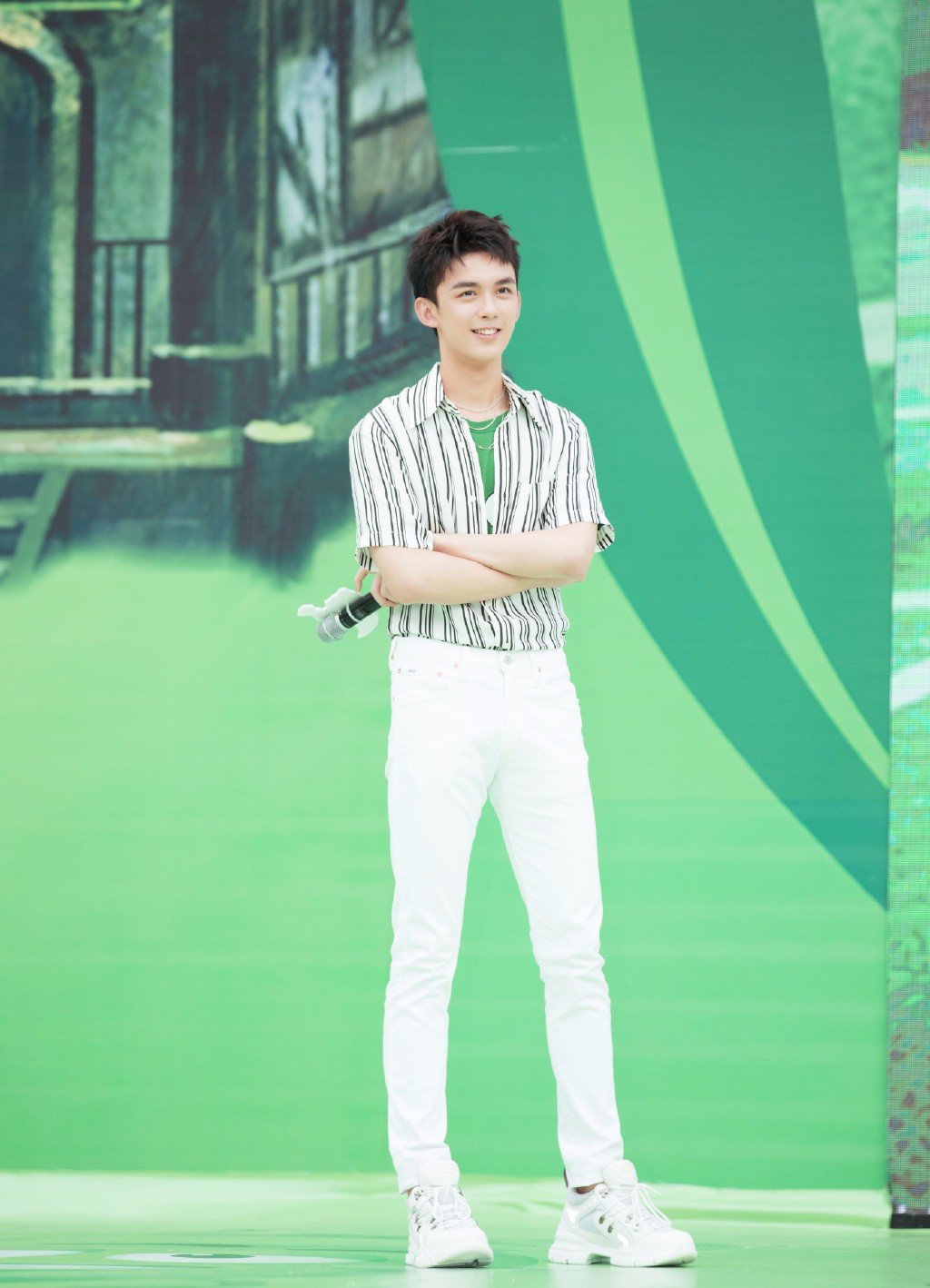 吴磊粉色衬衫白色休闲裤,化身浪漫使者,深情凝视酥化人心