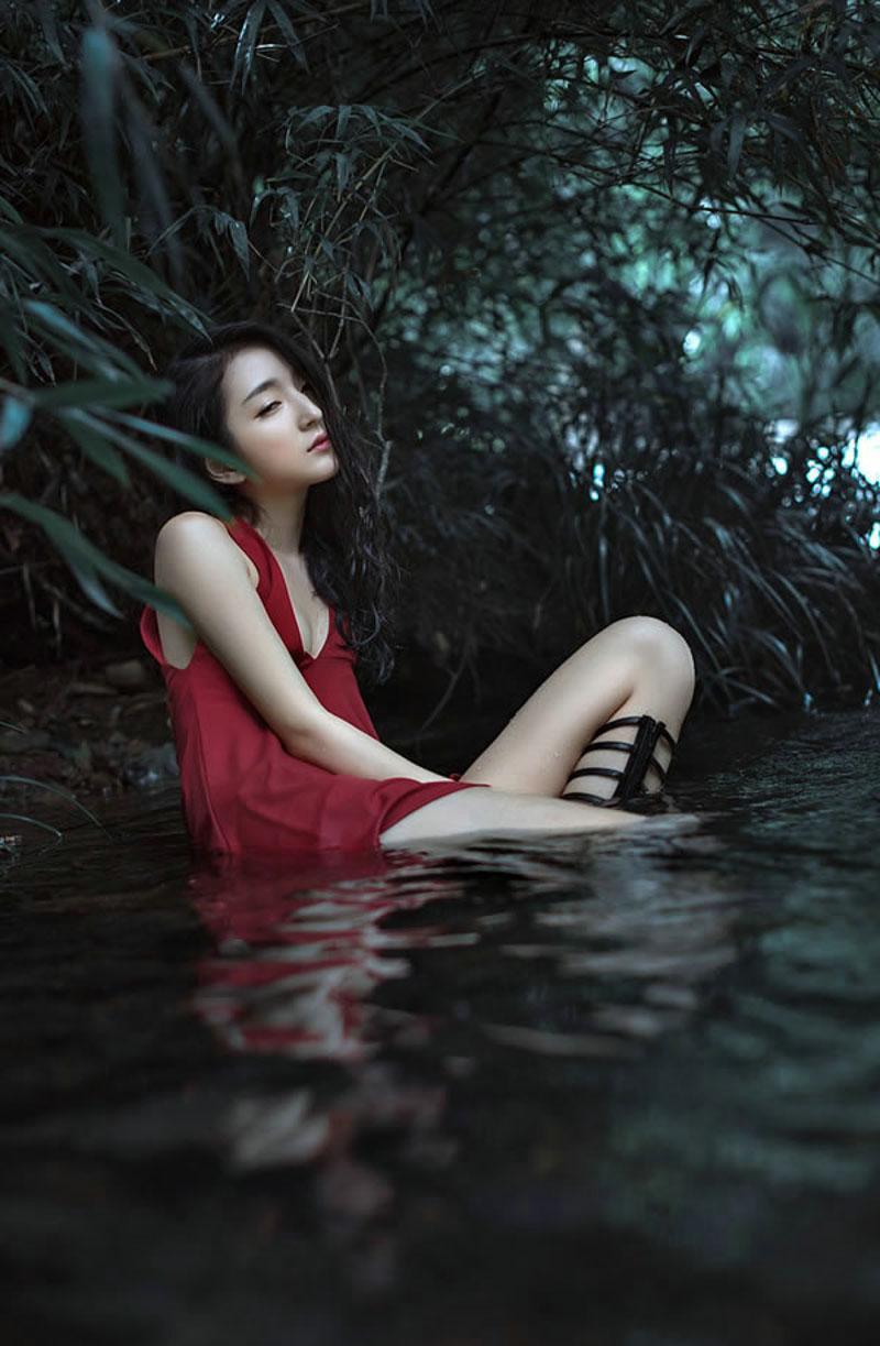 连衣裙美女享受着野外带来的快乐