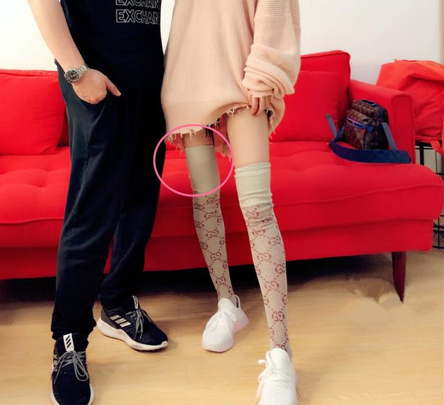 杨幂私服照p到沙发变形!不仅撞脸李小璐,大腿竟比小腿还细一圈