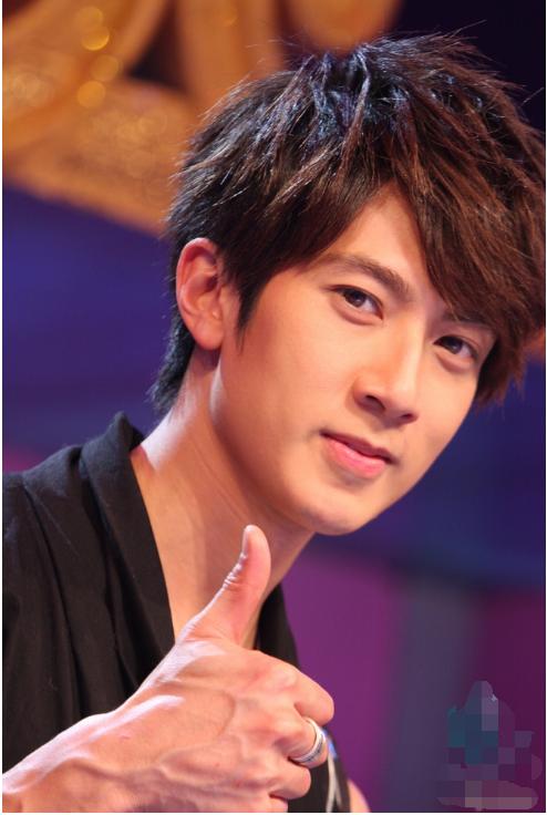 吴尊全家"明星"照:哥哥堪比吴彦祖,妈妈酷似章子怡,爸爸最帅