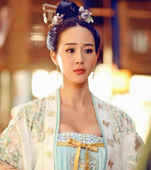 大张伟和张钧甯出席活动大家注意力却放在第2张