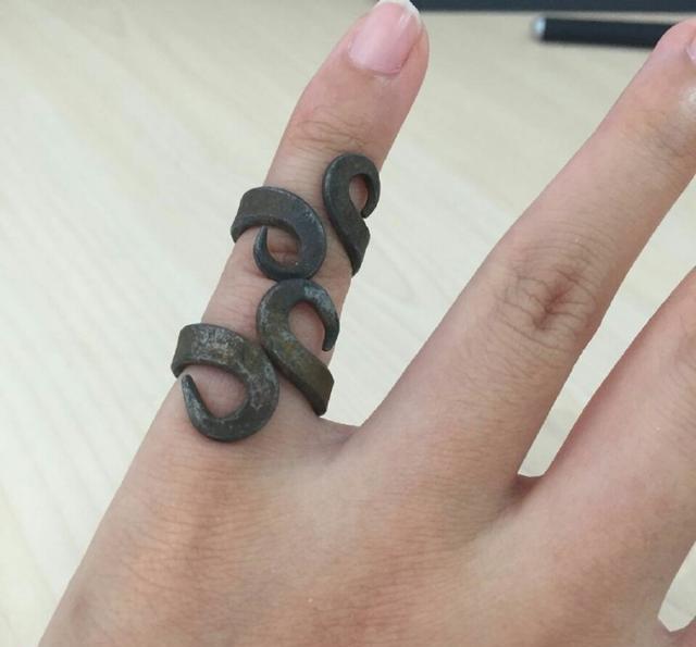 跨越宗教民俗的护身符:黑马马蹄铁指环