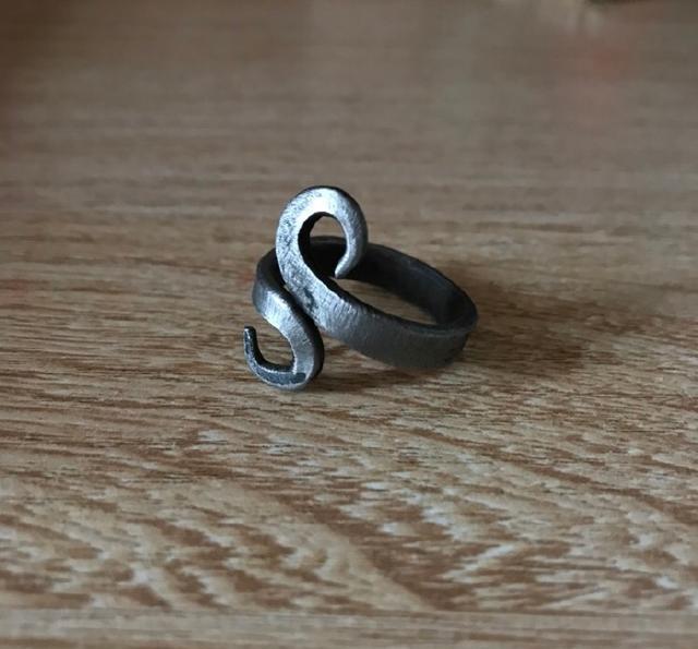 跨越宗教民俗的护身符:黑马马蹄铁指环