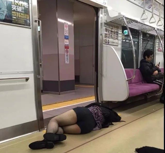 街头地铁上随处睡觉的日本男女醉倒但更多的是累倒