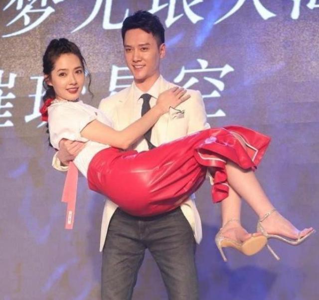 明星的公主抱:蔡徐坤吃力,冯绍峰很标准,鹿晗搞笑,baby尴