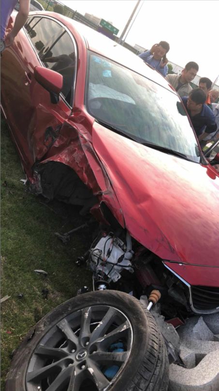 嘉善:中荷产业园门前两车惨烈撞击,红色马自达前轮撞飞!