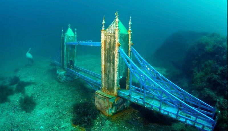 这里有一个"水下兵马俑",与鱼类共存,游客需要潜水观赏!