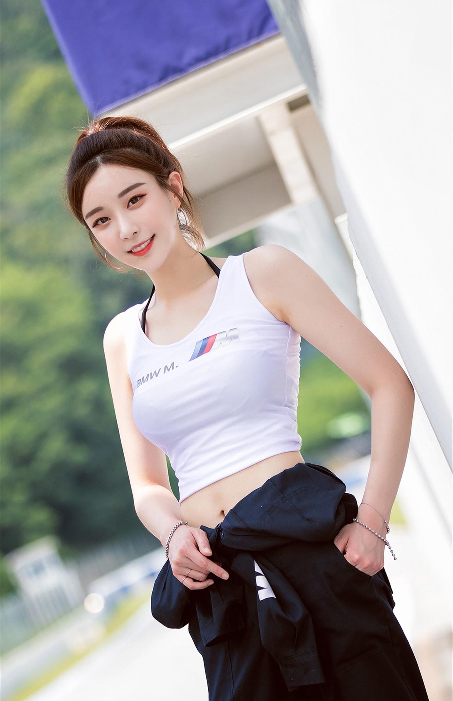 白色吊带背心炫腹达人,运动型美女,燃烧你的卡路里