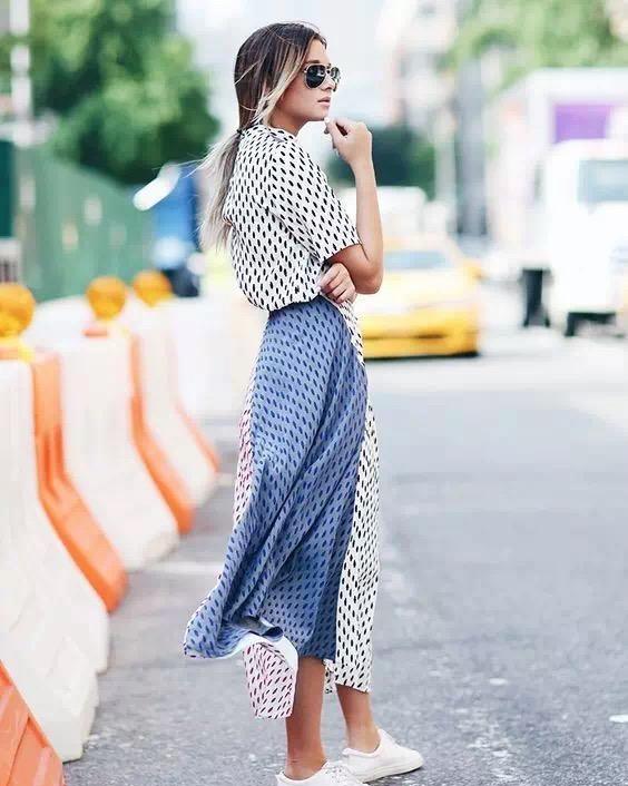 长裙与小白鞋居然这么搭