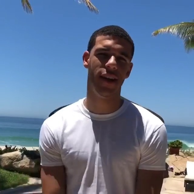 在墨西哥度假的球哥,手臂上有了新的纹身