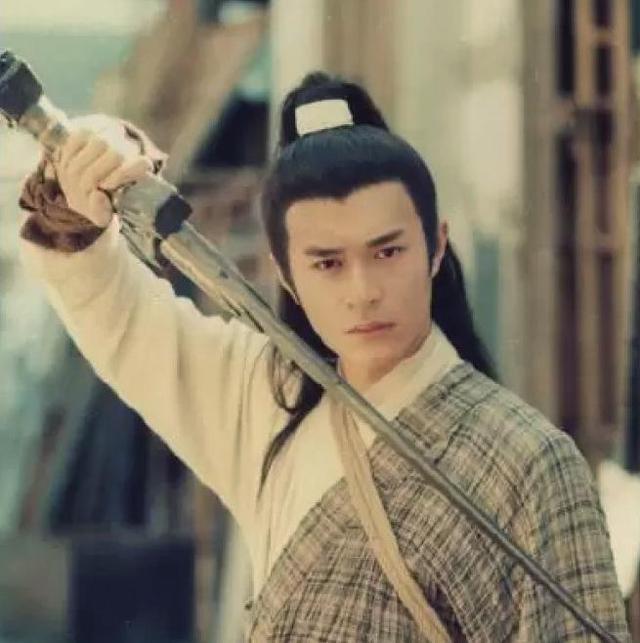 《神雕侠侣》中饰演的杨过一开始使用的是从绝情谷觅得的"君子剑"