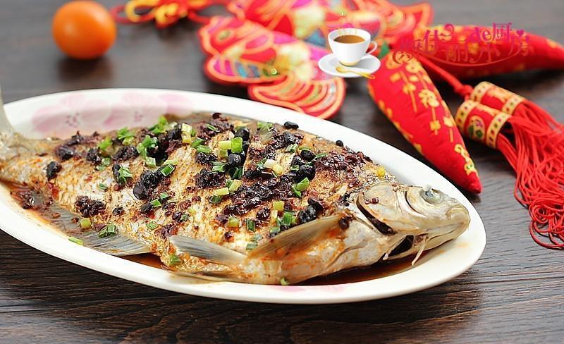 【老干妈蒸鳊鱼】 质料: 鳊鱼   老干妈豆豉酱  制造: 将鳊鱼外表上划