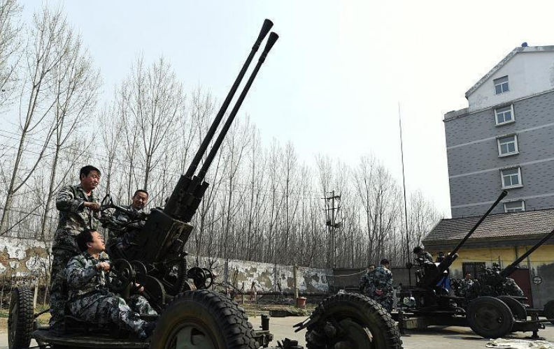 高射炮打战斗机,没打中的炮弹都飞哪去了,专家:说出来你怕不怕