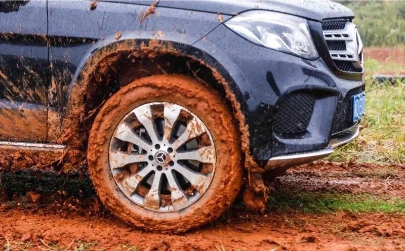 开着价值百万的奔驰suv"玩泥巴"是个什么样的体验?-新浪汽车