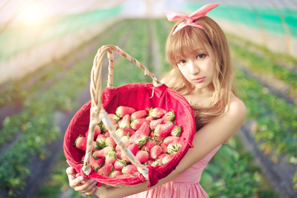 清新阳光草莓少女户外采摘唯美俏皮写真