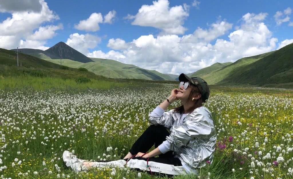 薛佳凝一袭透视黑纱长裙,亮点却在上半身