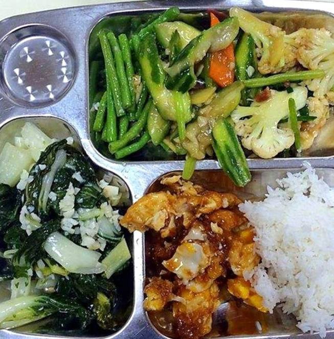 28岁准爸爸为省奶粉钱,每天去大学食堂吃饭,一天才吃十几块!