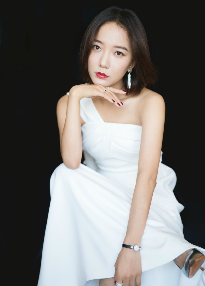 王珞丹亮相电影节一袭白色斜肩礼服裙宛如童话公主般高贵优雅