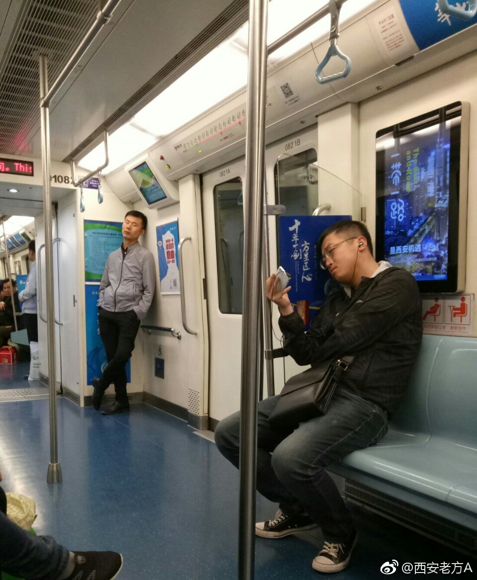 地铁上照片图片