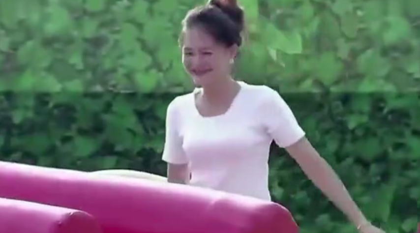 美女闯关迫不得已爬着走,摄影大哥机会把握的刚刚好