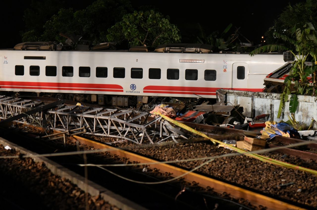 直击台湾宜兰普悠玛列车翻覆事故 救援民众现场祈福|宜兰|列车|救援