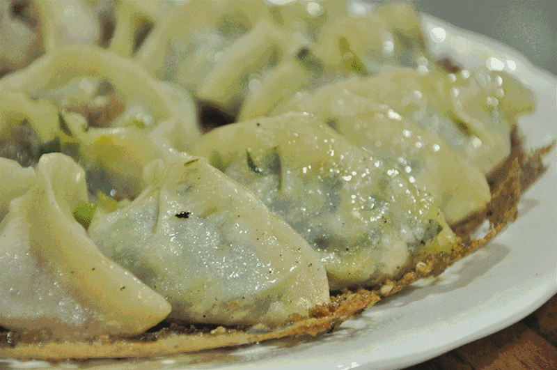 一口下去,满嘴流油,口口生香!油煎之后,饺子一点也不硬,反而极为香脆.