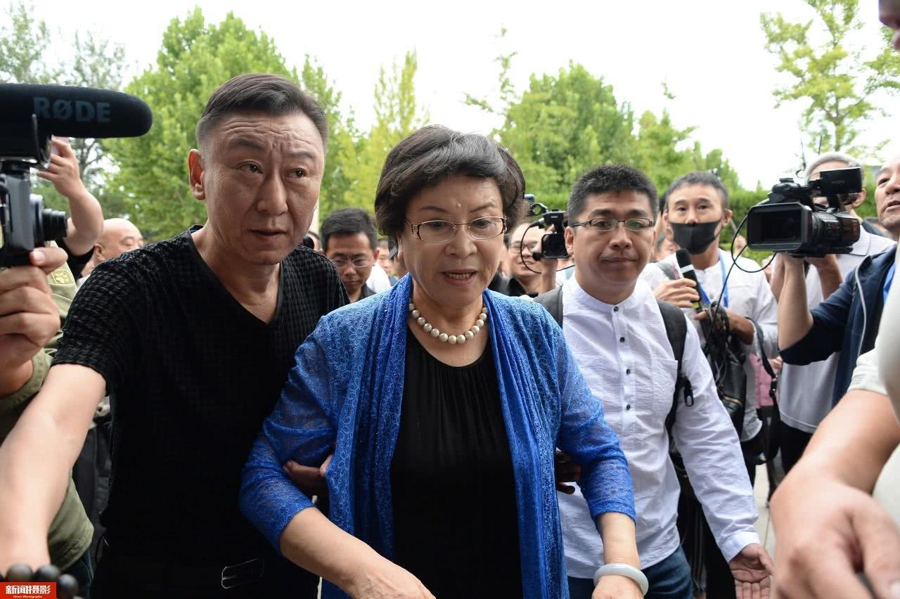 单田芳告别仪式, 刘兰芳亲临悲恸忆往事, 称两人已20年没见面