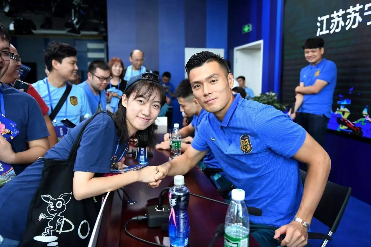 比赛第53分钟,叙利亚中场送出一脚长传,国足门将顾超和后卫配合失误