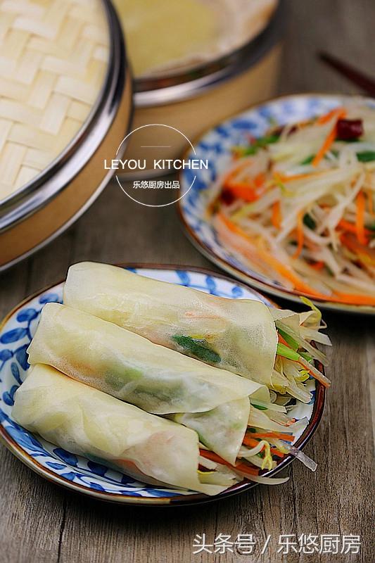 饺子皮200克,土豆1个,韭菜适量,胡萝卜适量,绿豆芽适量,蒜适量,干辣椒