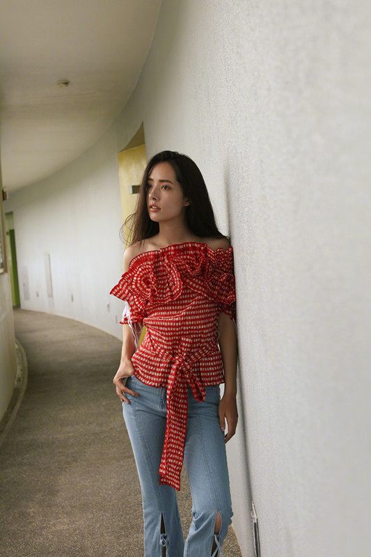 34岁郭碧婷穿一字肩上衣搭牛仔裤,满屏少女感