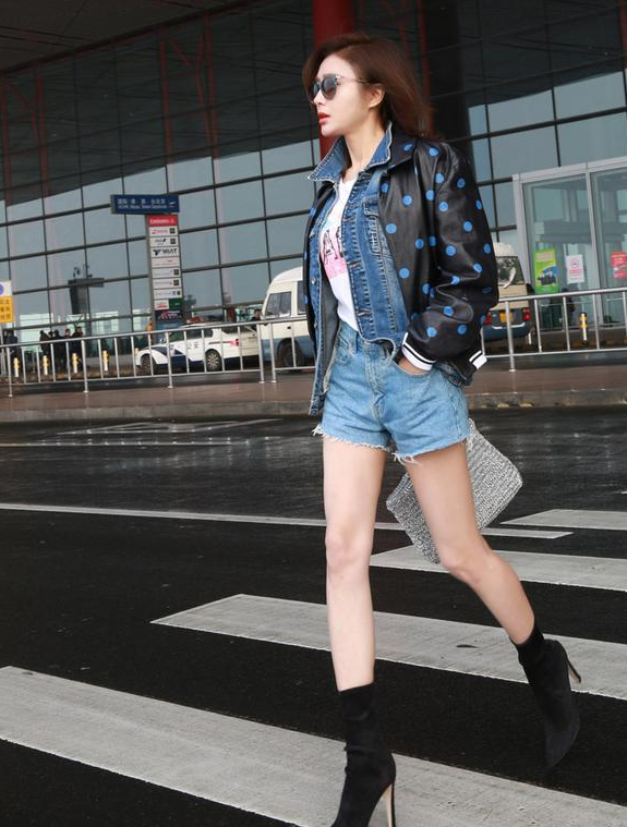 秦岚穿热裤大秀美腿,不过她里面穿的短袖也太随便了吧