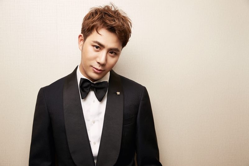 中国电影导演协会2017年度表彰盛典东方卫视主持人李灏哲红毯